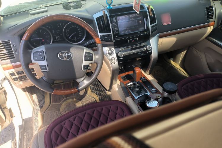 Used Toyota Land Cruiser 2012 4.6L Automatic VX-R Center Console