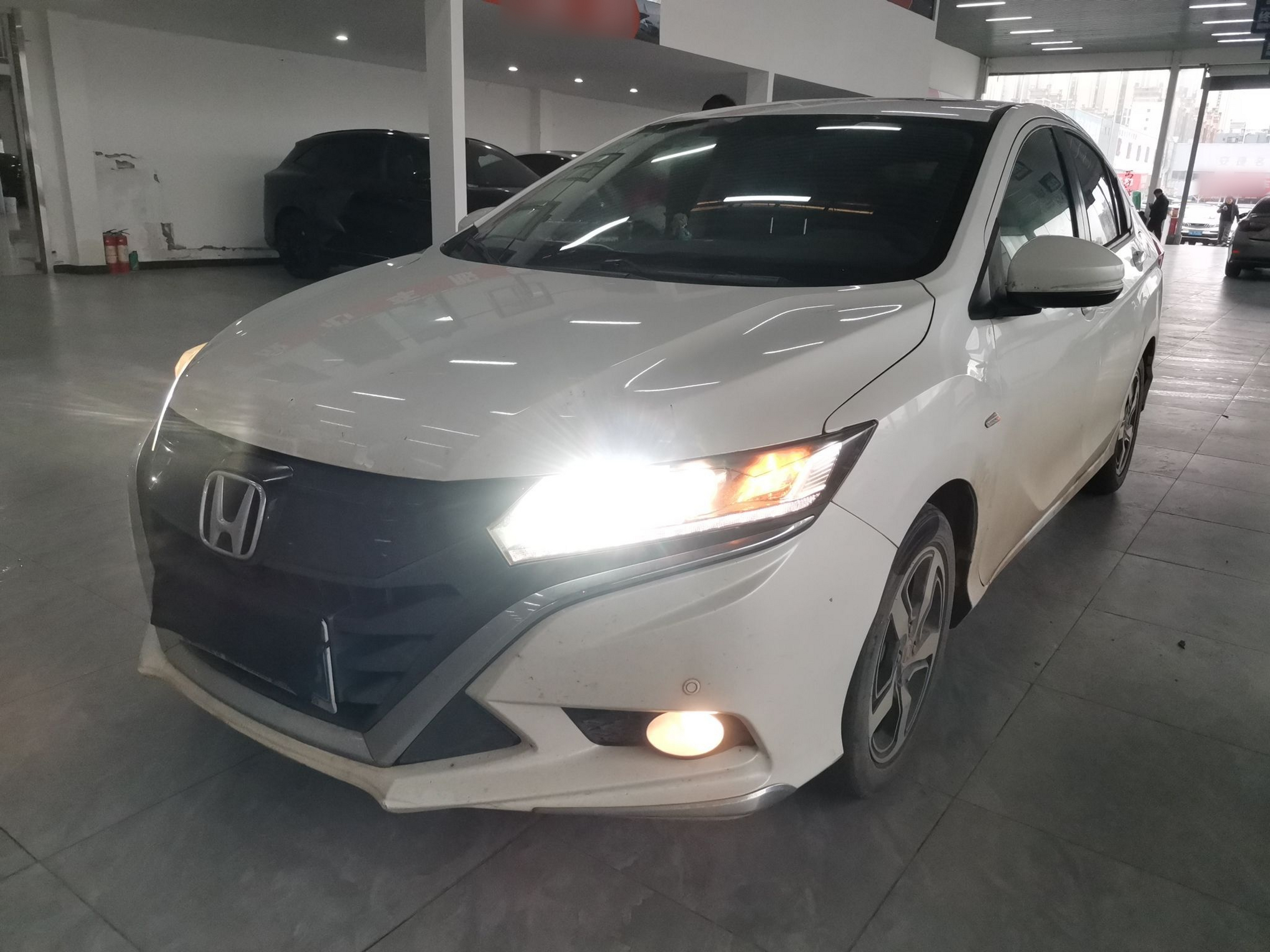 Под передней частью автомобиля