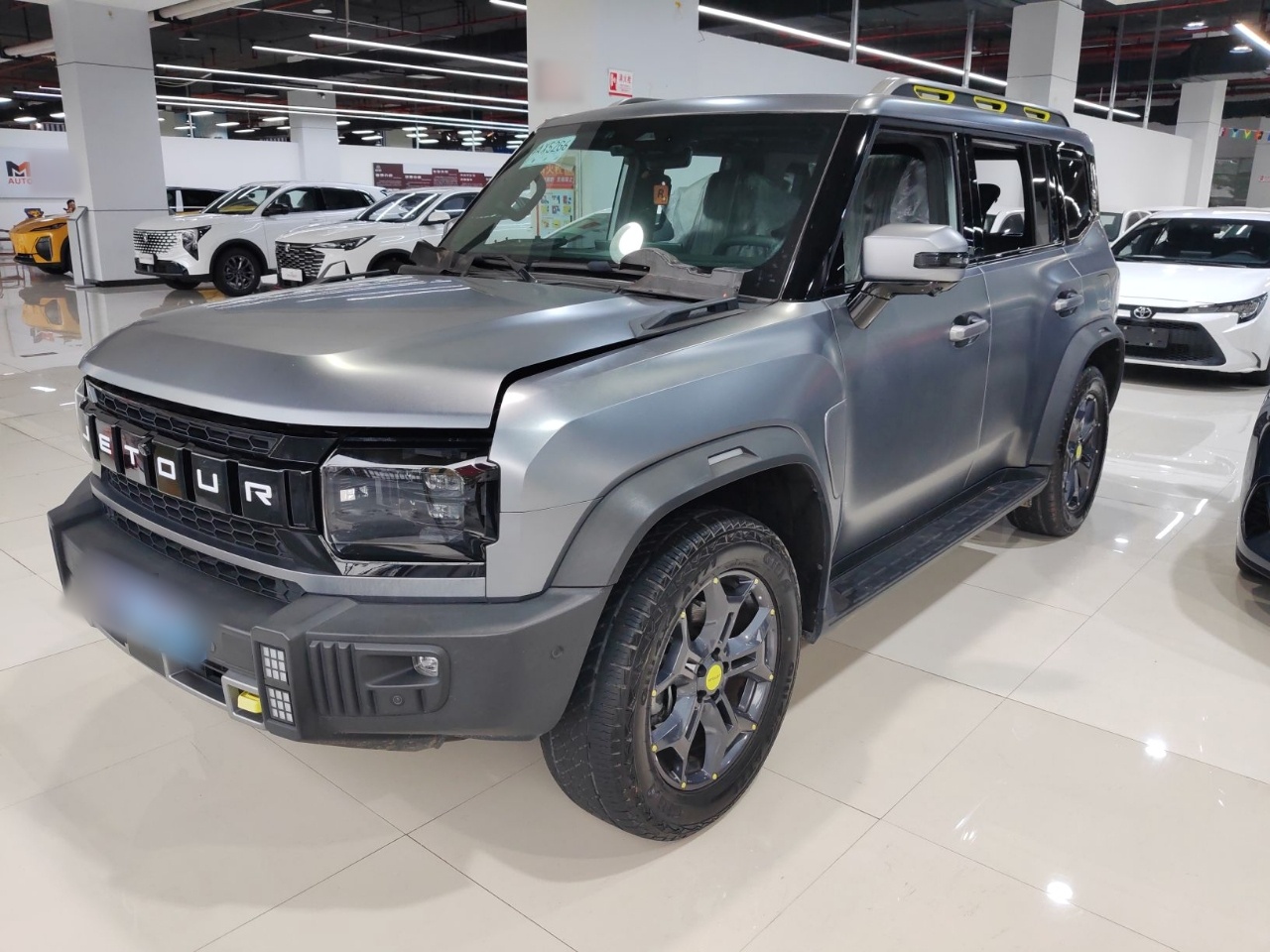 تحت مقدمة السيارة