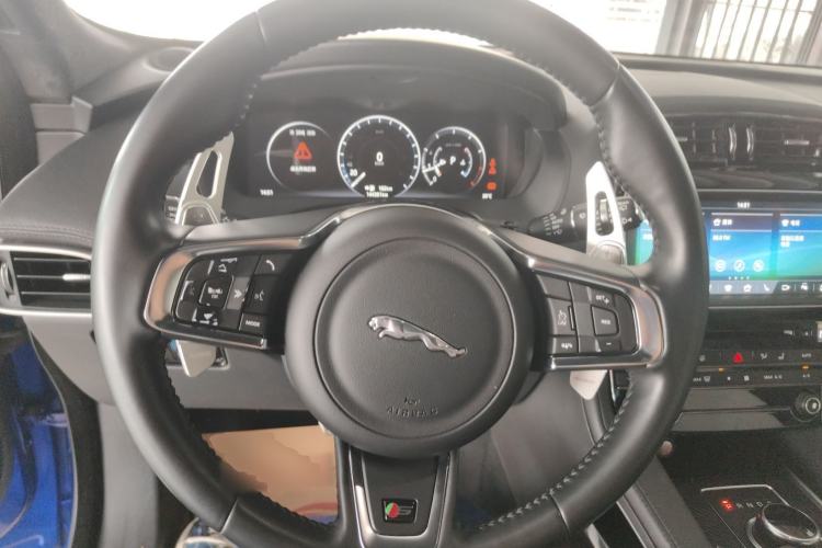 Used Jaguar F-PACE 2016 3.0 SC Four-Wheel Drive S High-Performance Edition Steering Wheel