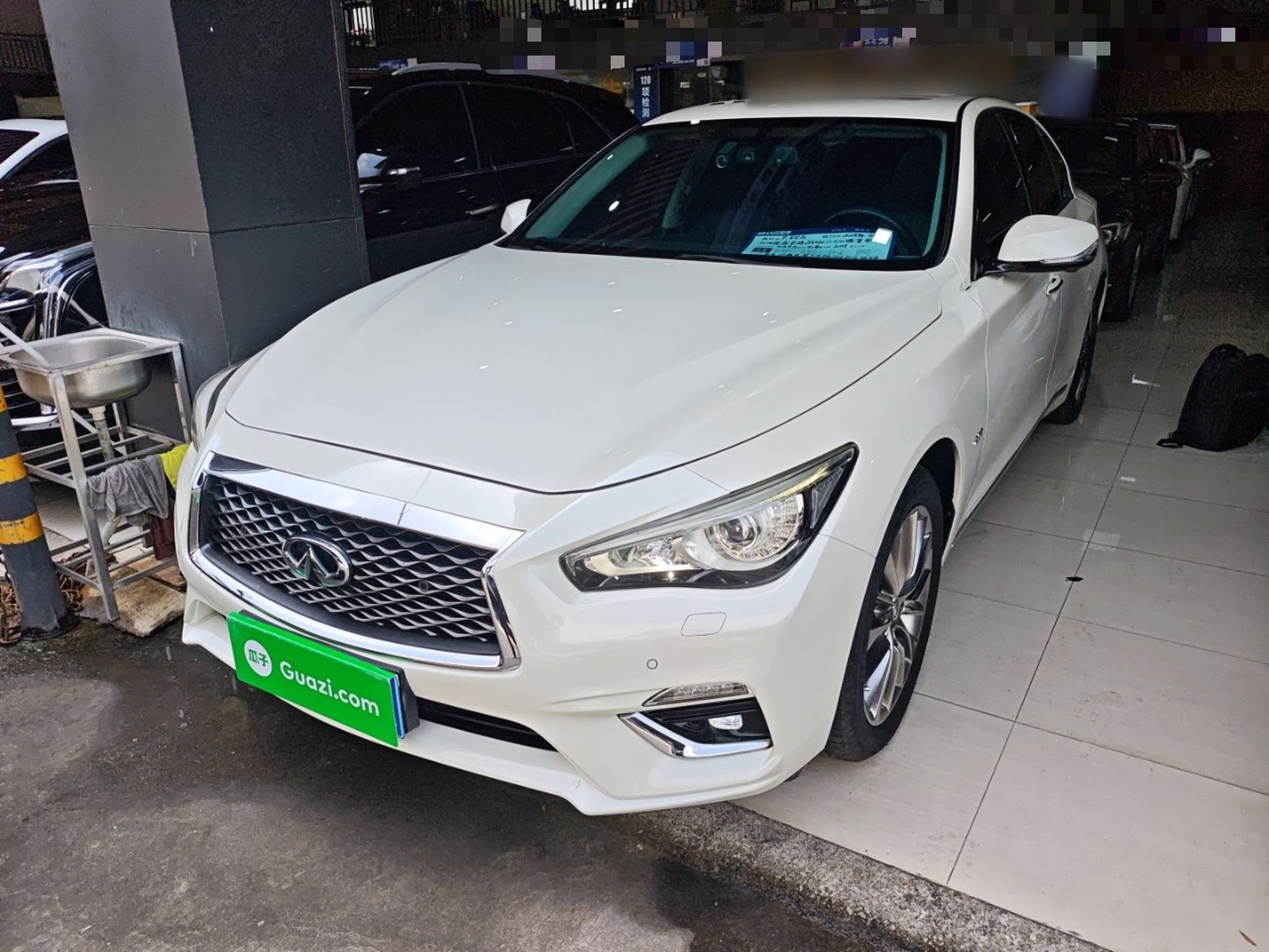 تحت مقدمة السيارة