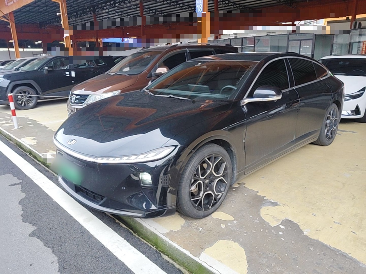 Под передней частью автомобиля