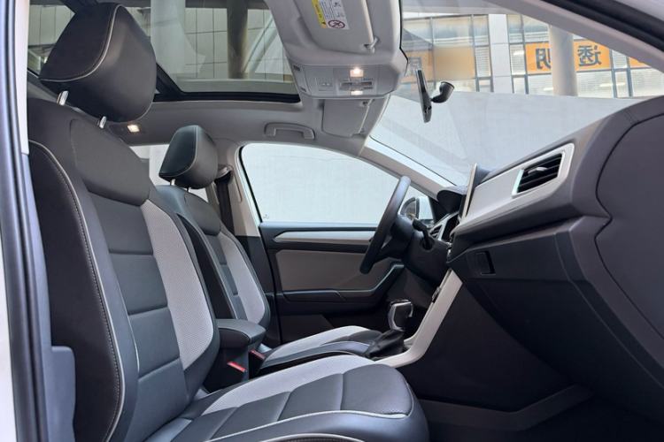 Used Volkswagen T-ROC 2024 300TSI DSG Two-Wheel-Drive Chen Guang Edition Interior 3