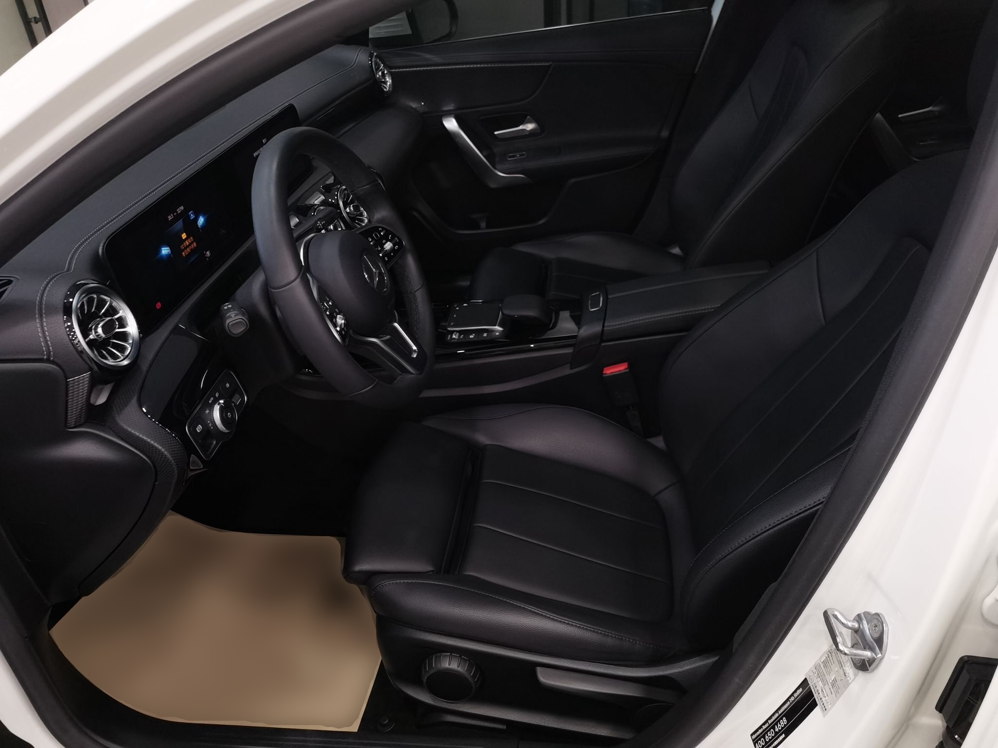 المقاعد الأمامية داخل السيارة