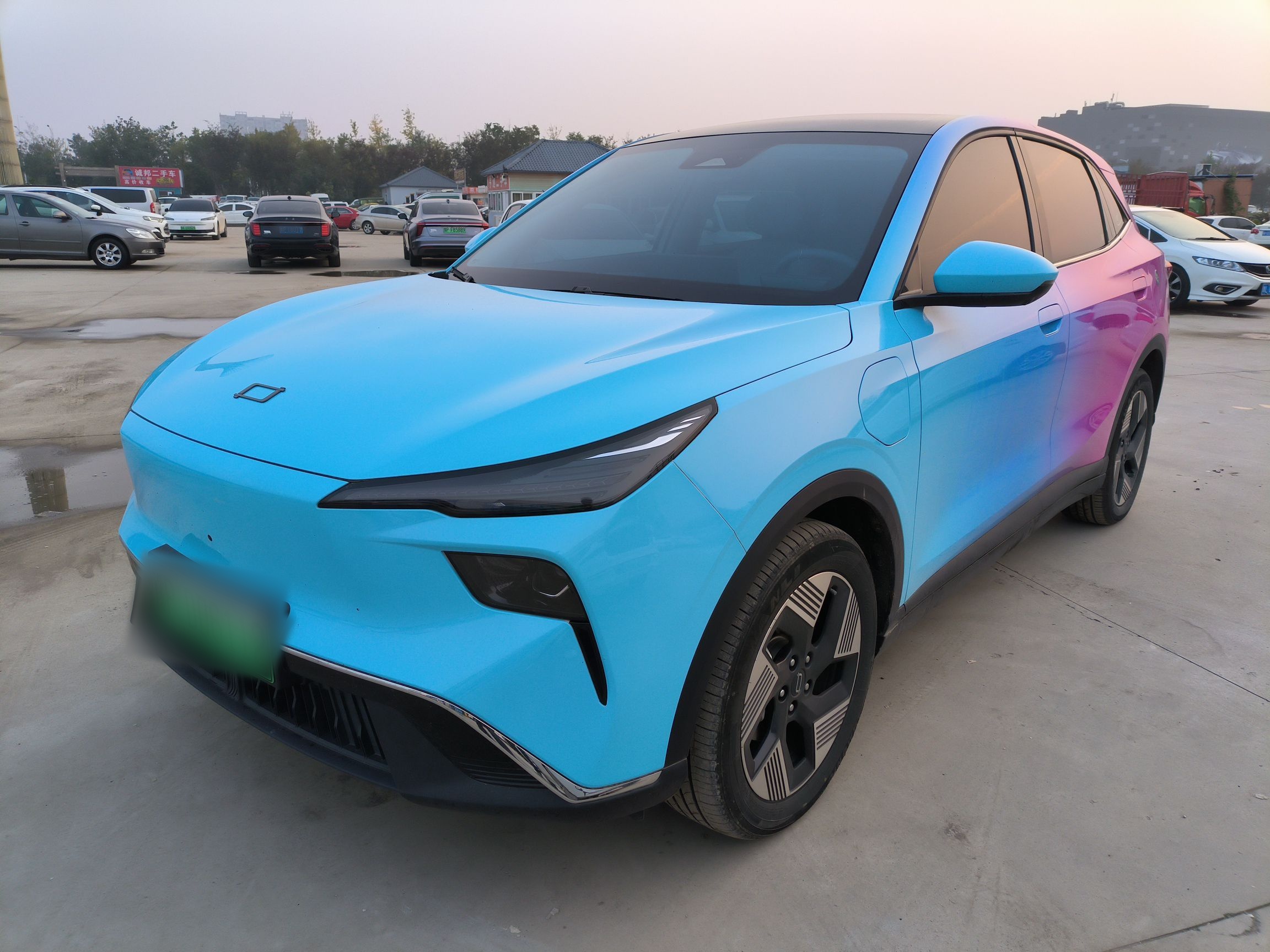 تحت مقدمة السيارة