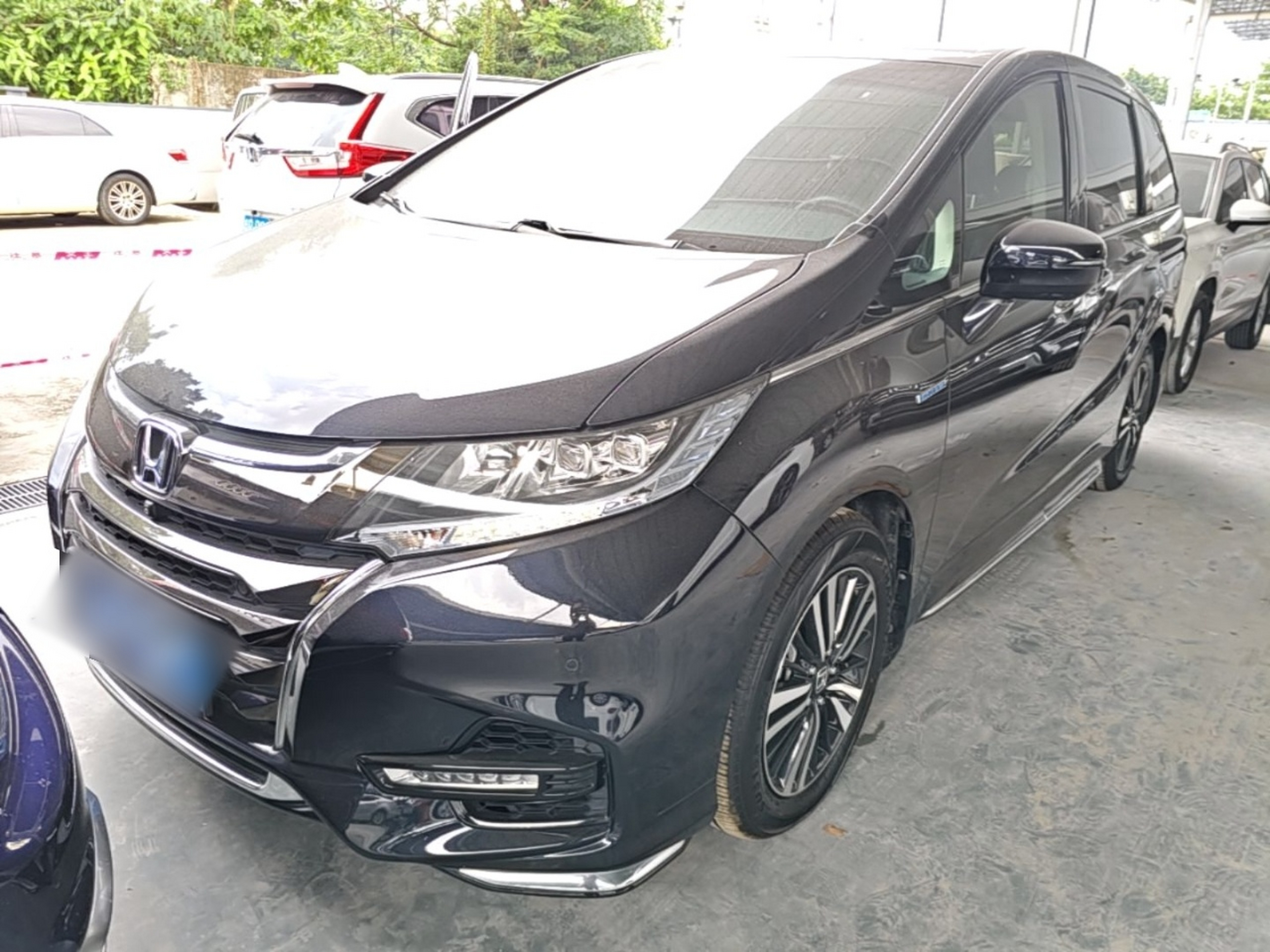 Под передней частью автомобиля