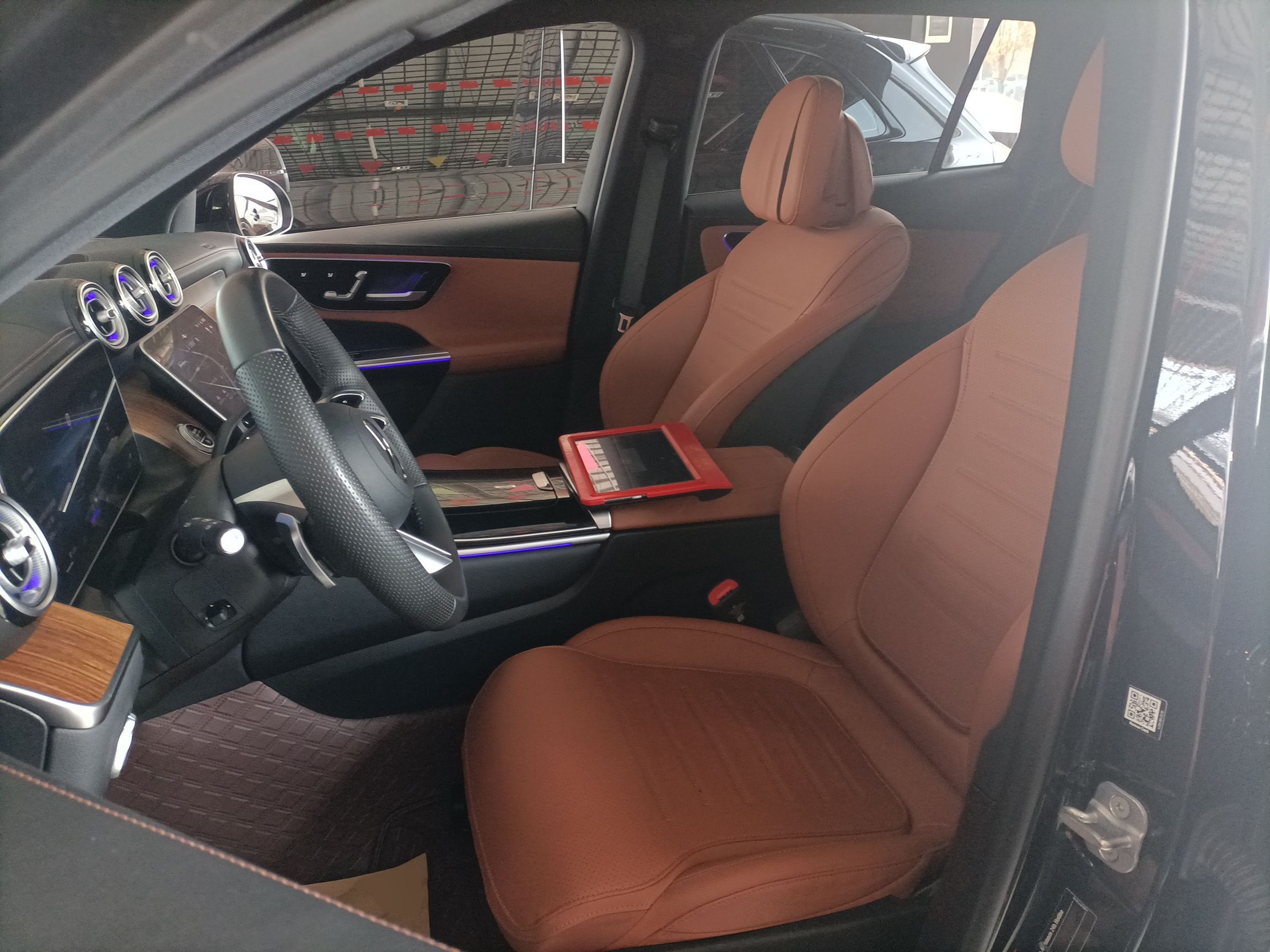 المقاعد الأمامية داخل السيارة