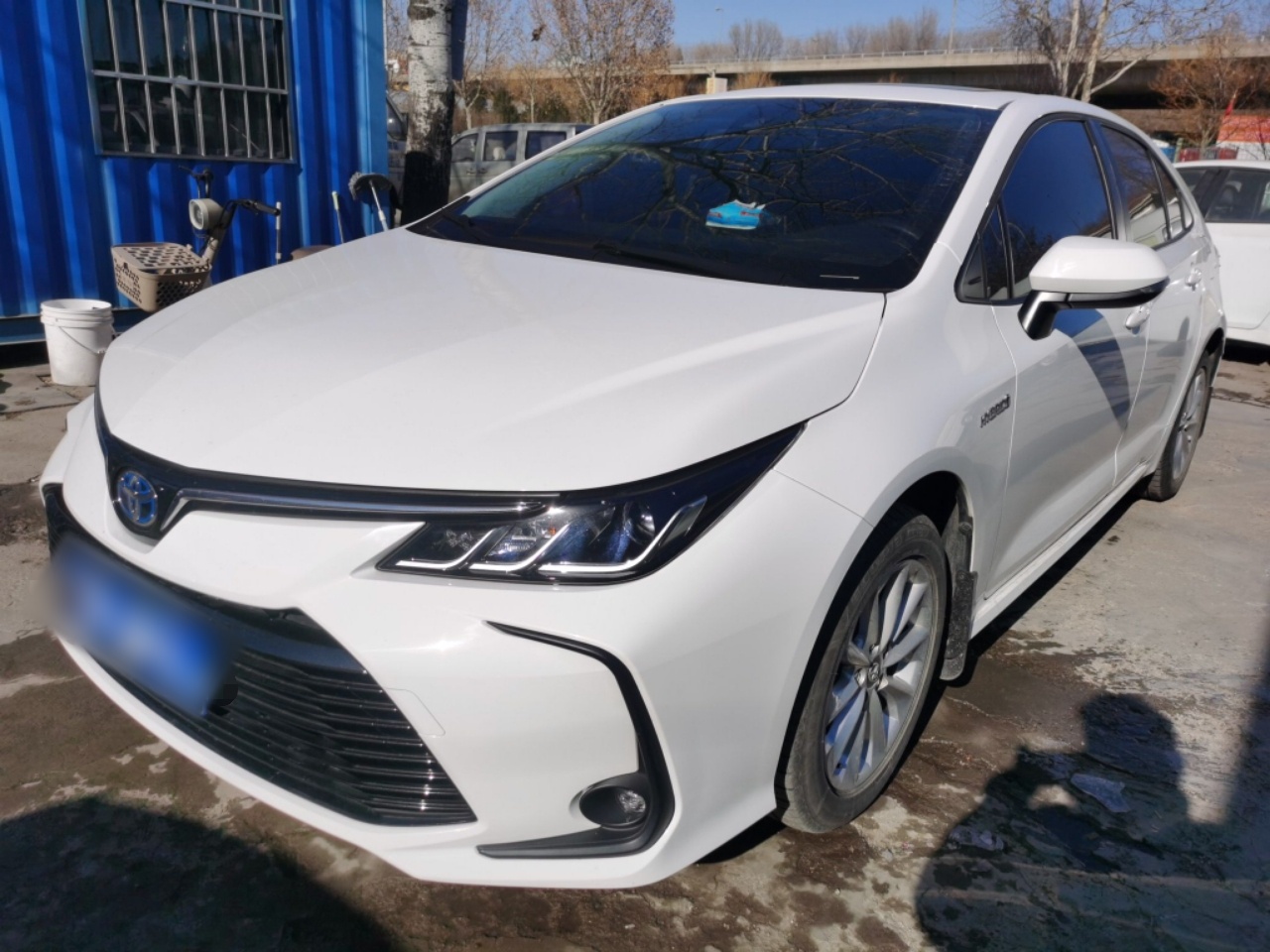 Под передней частью автомобиля