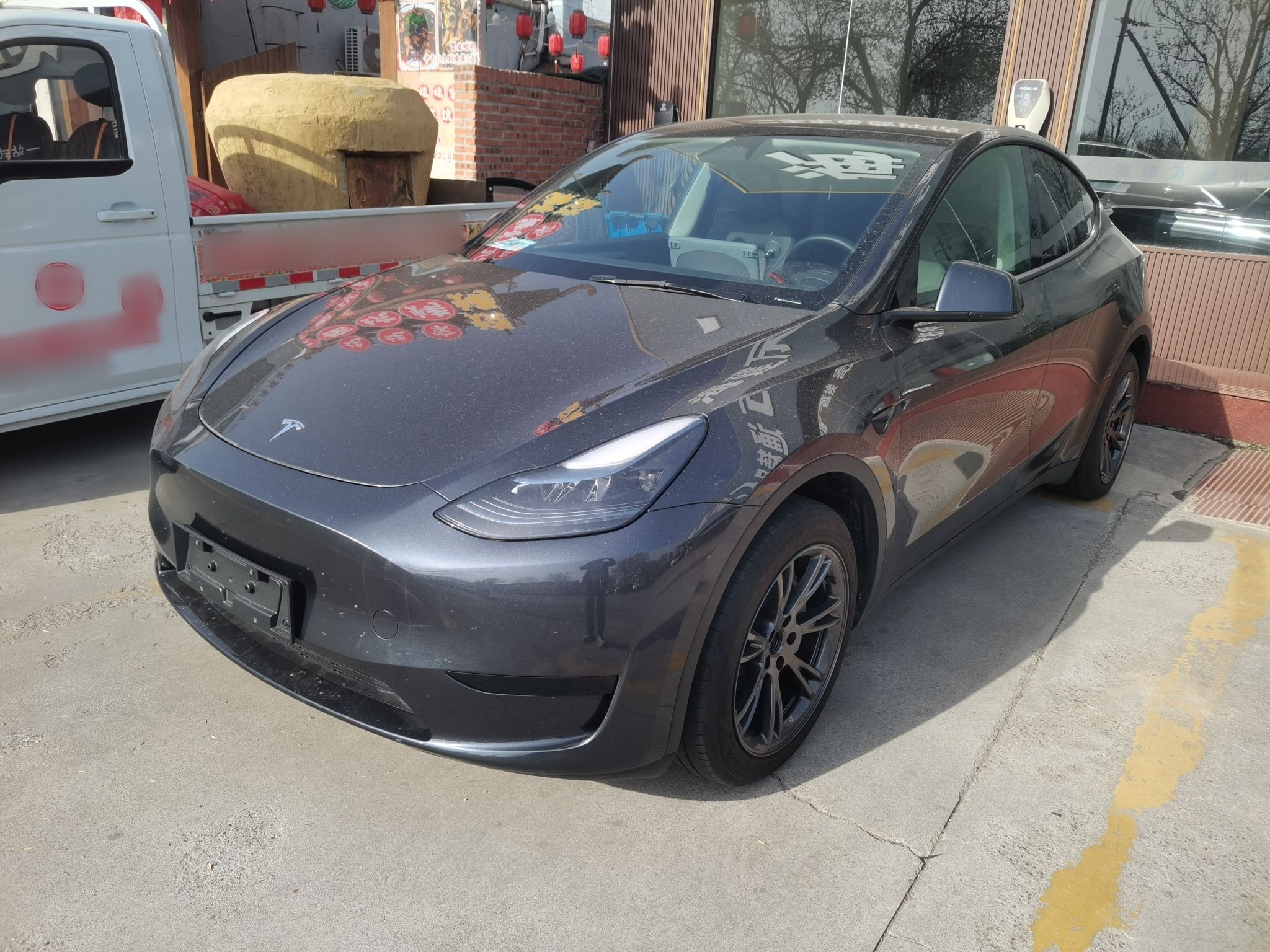 Под передней частью автомобиля