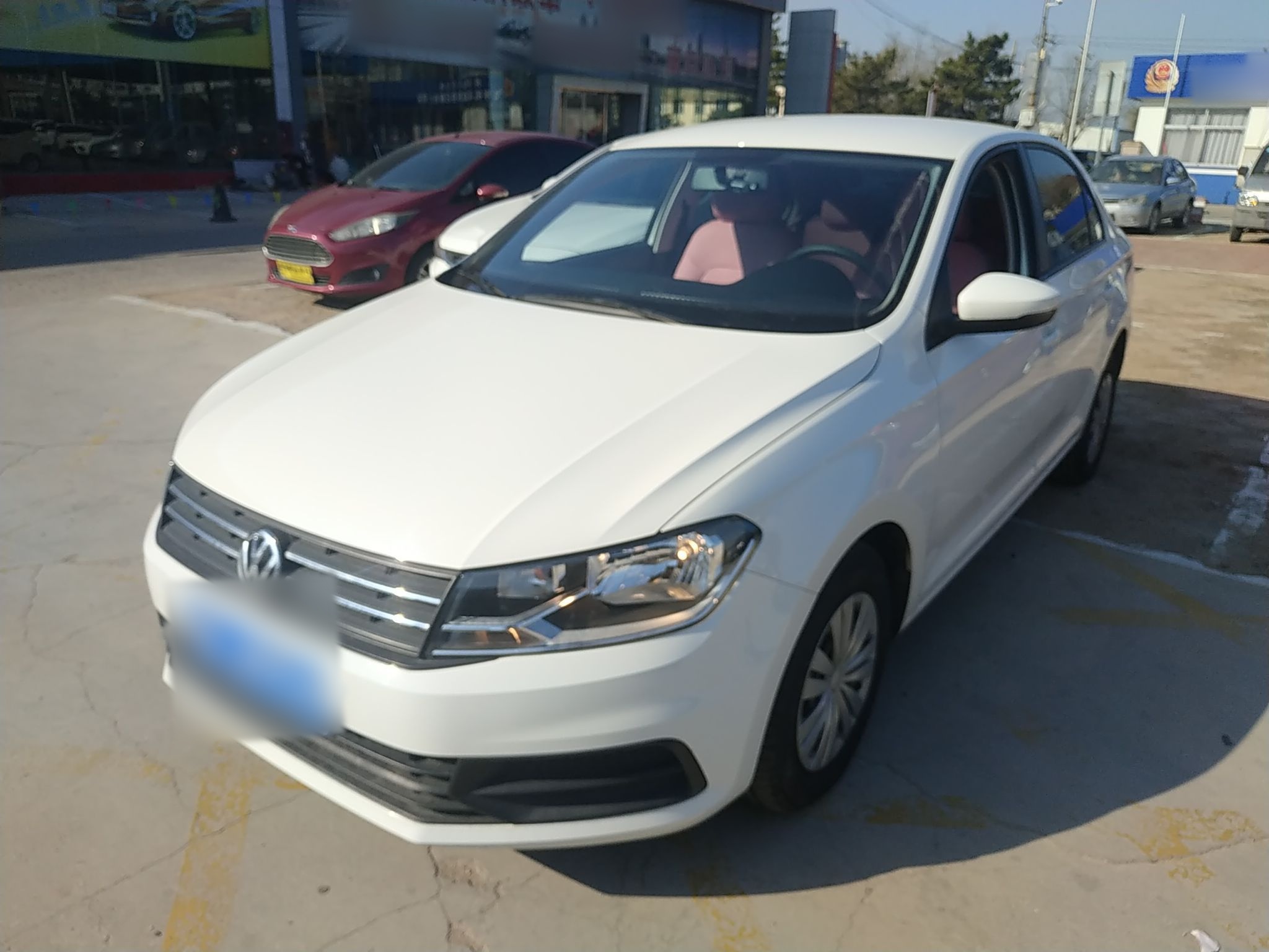 تحت مقدمة السيارة