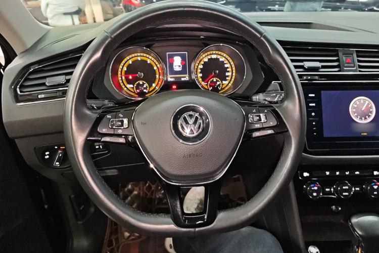 Used Volkswagen Tiguan L 2019 Updated Version 330TSI Automatic Two-Wheel Drive Panoramic Comfort Edition China VI Standard Steering Wheel