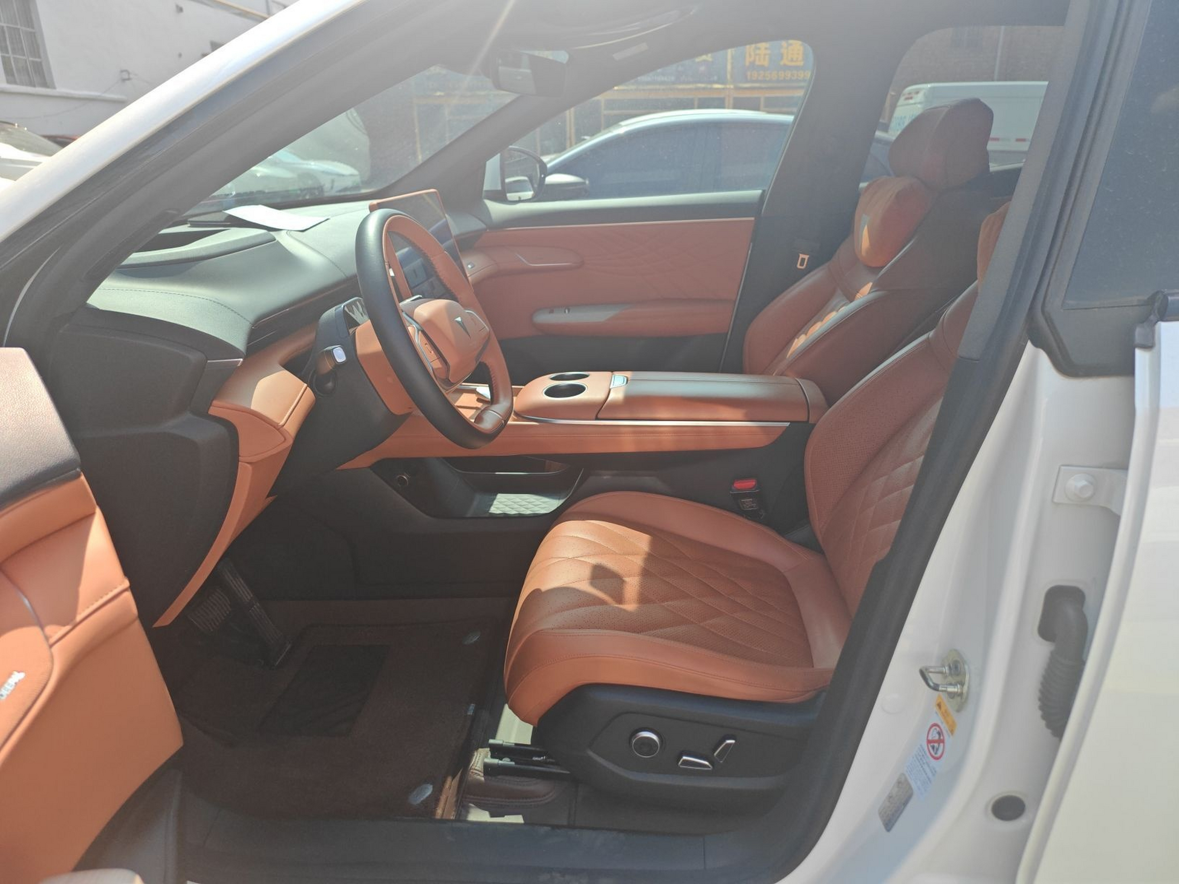 المقاعد الأمامية داخل السيارة