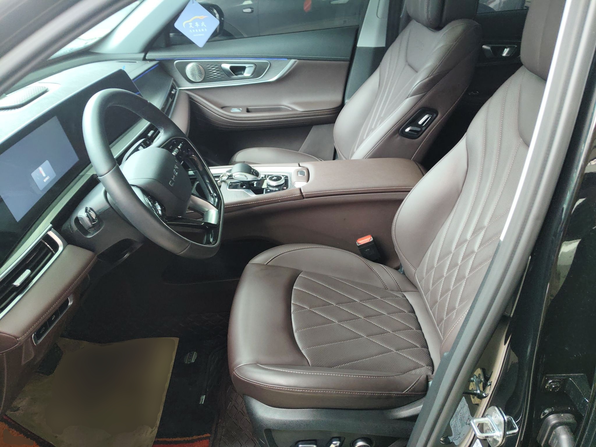 المقاعد الأمامية داخل السيارة