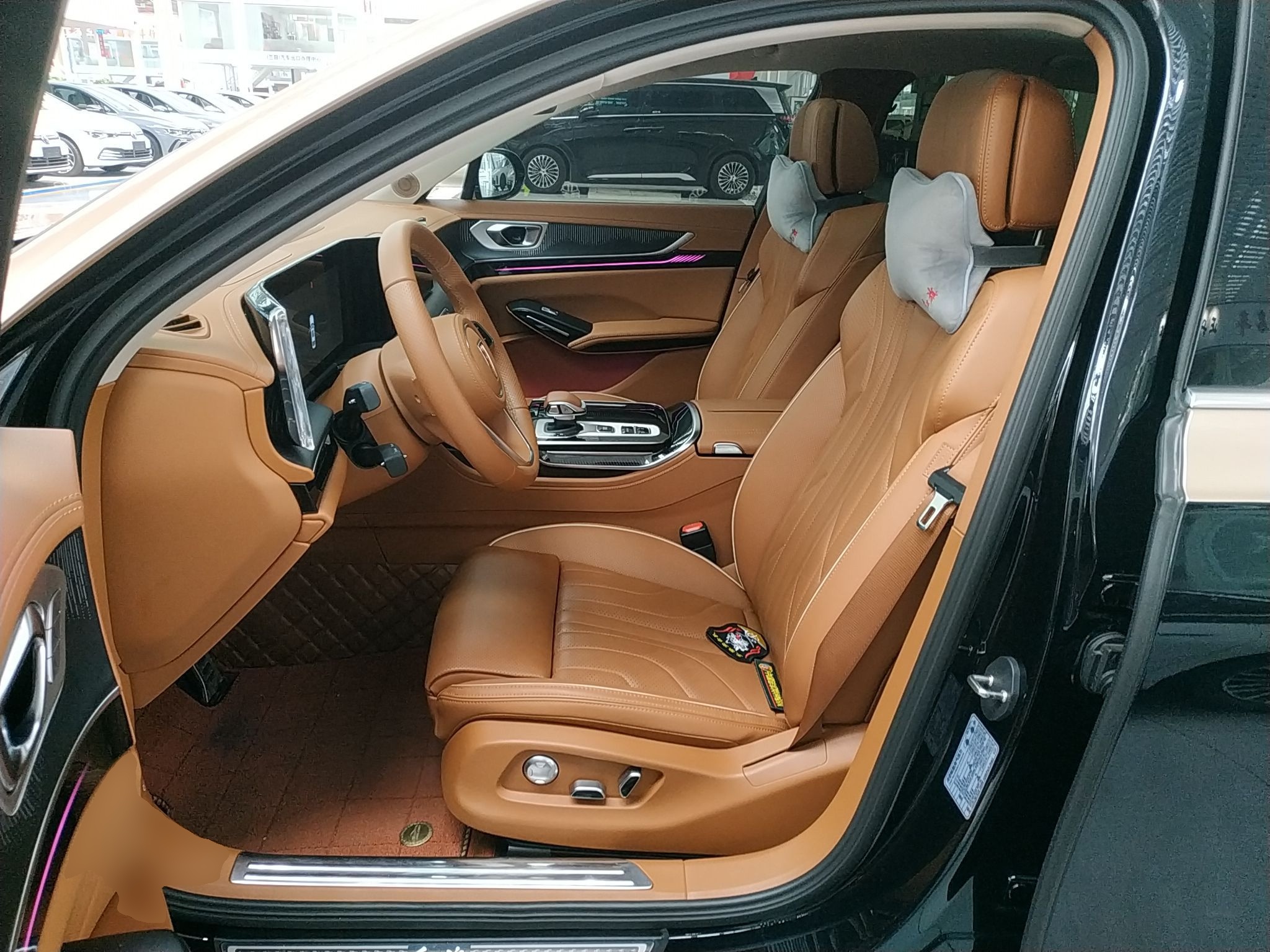 المقاعد الأمامية داخل السيارة