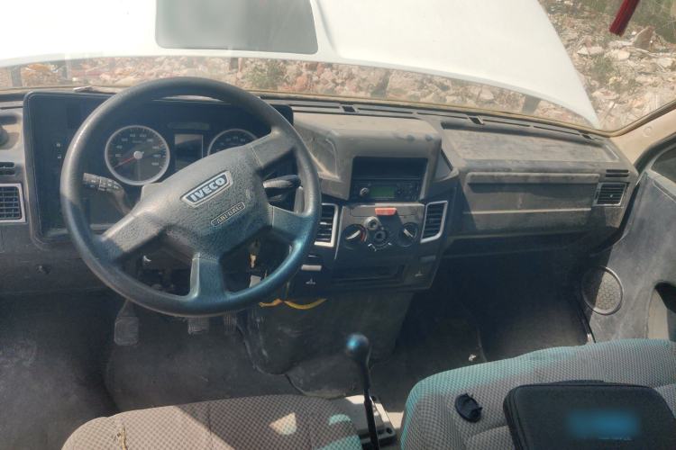 Used Iveco Daily 2020 2.5T A35 Passenger Van Single-Tire Mid-Roof Design 5-9 Seater with Sliding Side Door Meeting China VI Emission Standards
