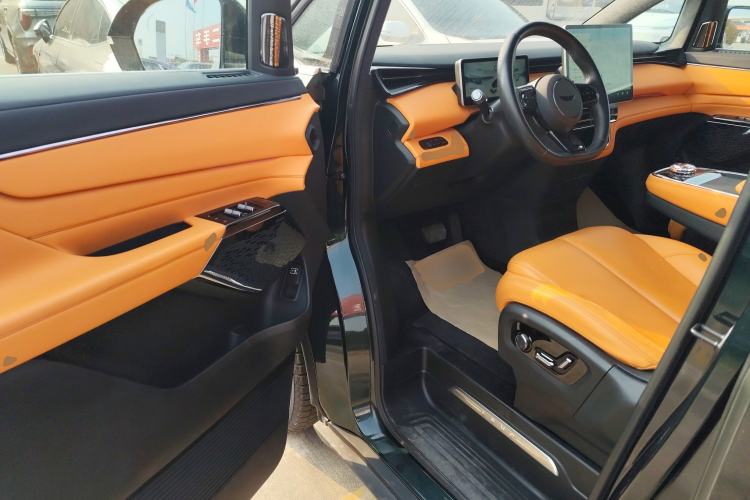 Used Geely Galaxy LEVC L380 2024 140-Degree 6-Seater All-Wheel-Drive Ultra