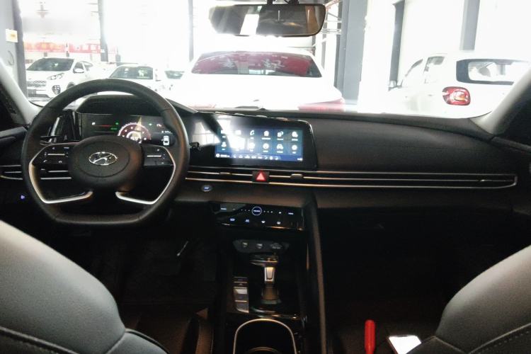 Used Hyundai Elantra 2022 1.5L CVT GLX Elite Edition Center Console