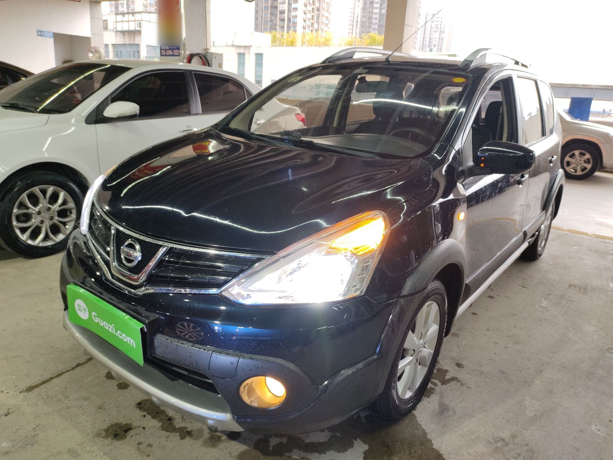 Под передней частью автомобиля