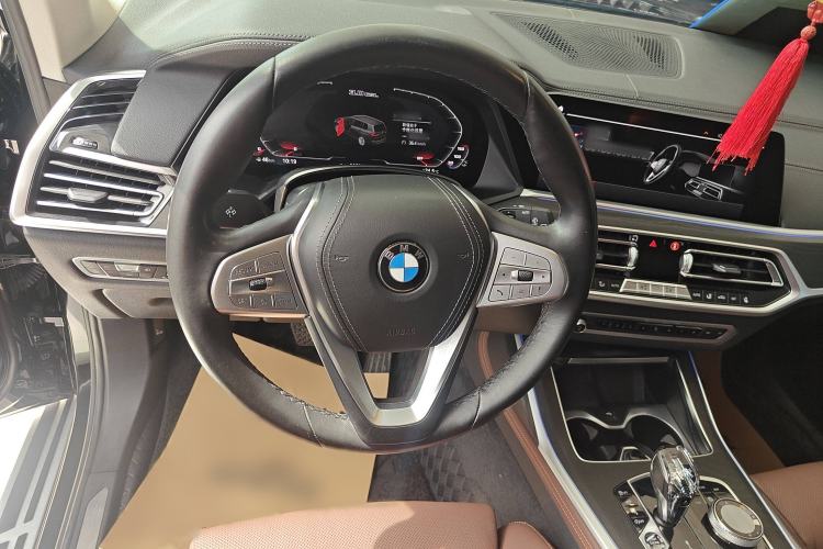 Used BMW X7 2021 Facelifted xDrive40i Luxury Package with Leading Features
