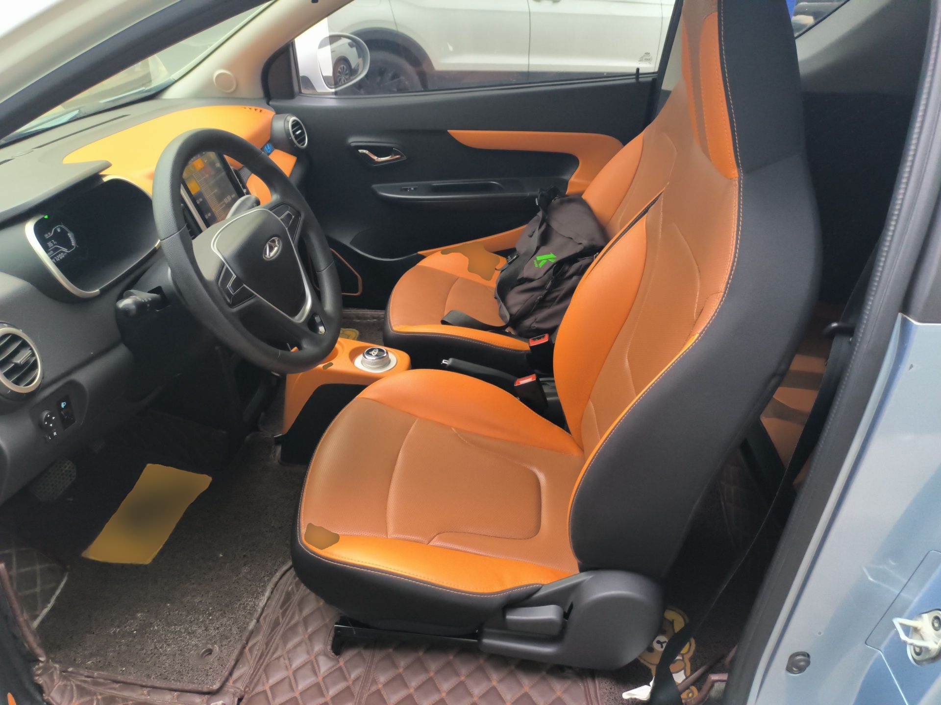 Переднее сиденье в автомобиле