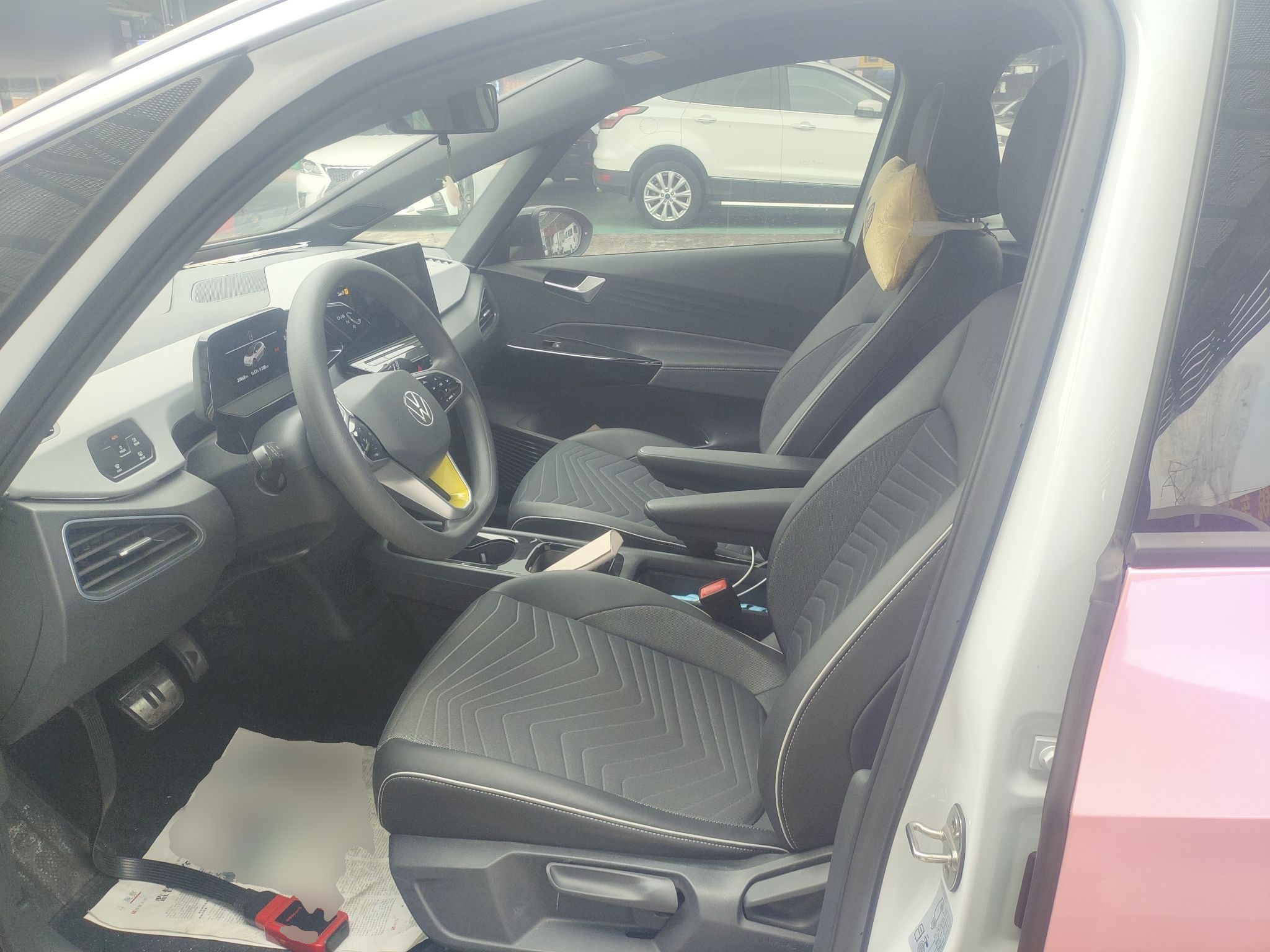 المقاعد الأمامية داخل السيارة