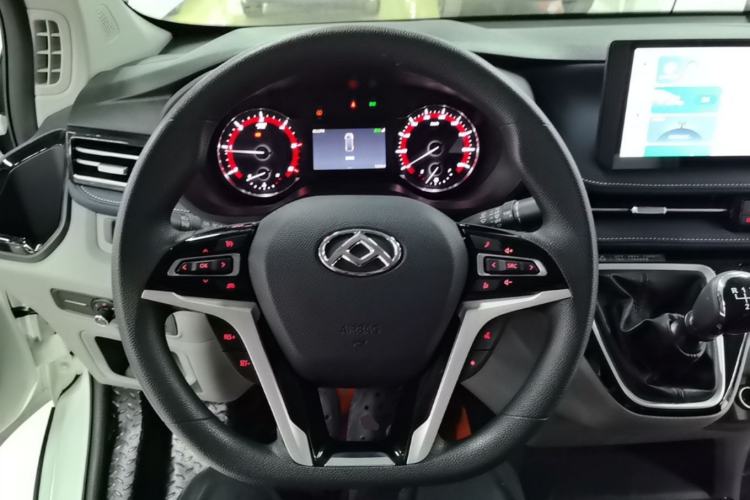 Used SAIC MAXUS Xintu V70 2023 2.0T Elite Edition Manual Transmission Short Wheelbase Low Roof 5/6 Seats (125 hp) Steering Wheel