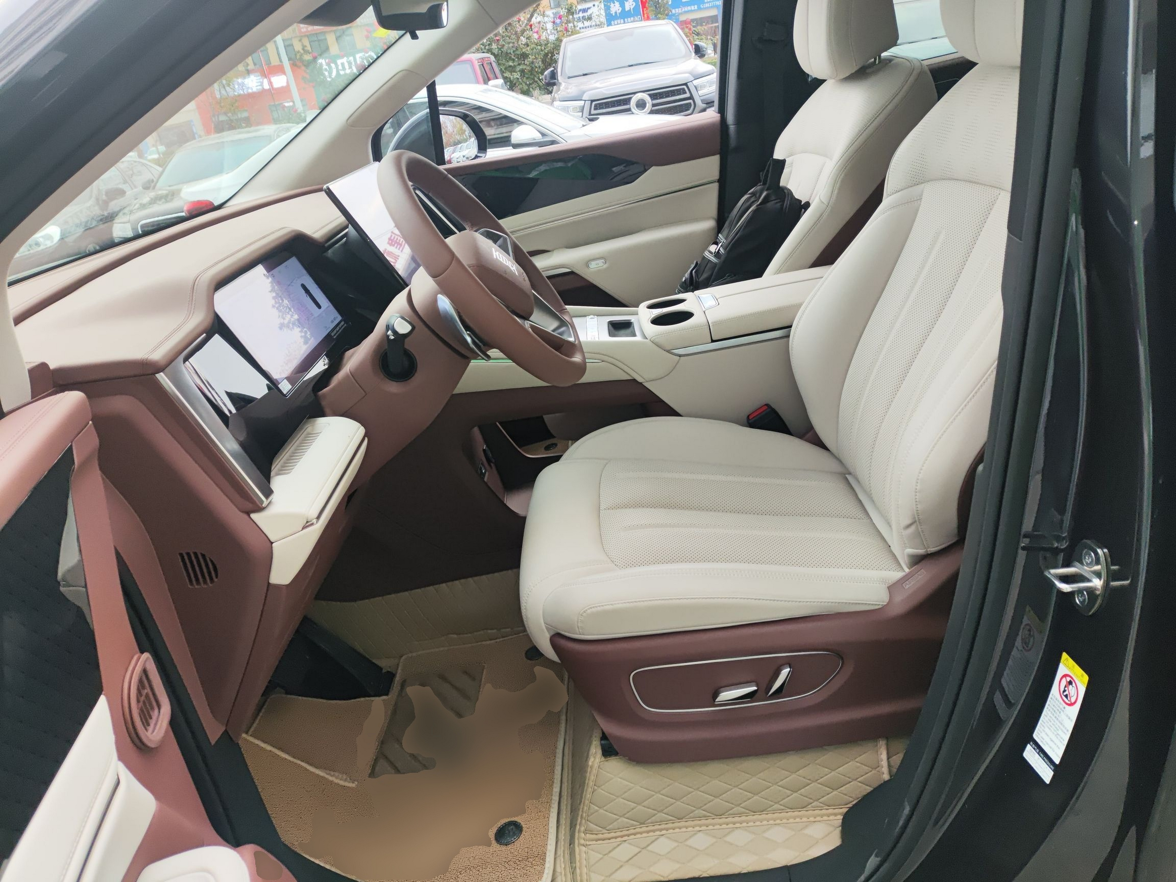 المقاعد الأمامية داخل السيارة