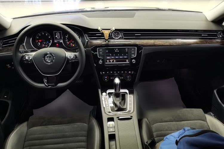 Used Volkswagen Magotan 2017 330TSI DSG Luxury Model Center Console