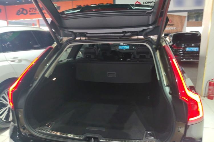 Used Volvo V90 2017 Cross Country T5 AWD Smart Range Edition Trunk