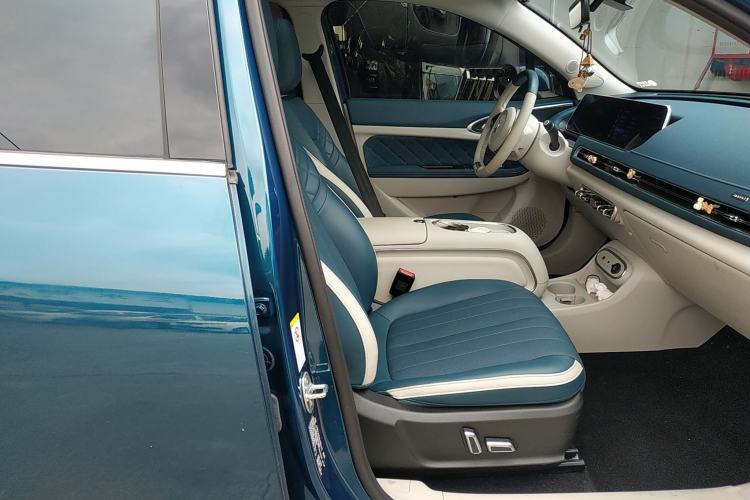 Used ORA Good Cat 2023 401 km Standard Range Premium Version Lithium Iron Phosphate Right Front Seat