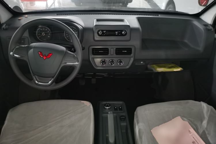 Used Wuling Yangguang 2025 Model 310KM Bus Edition—Customized by CATL
