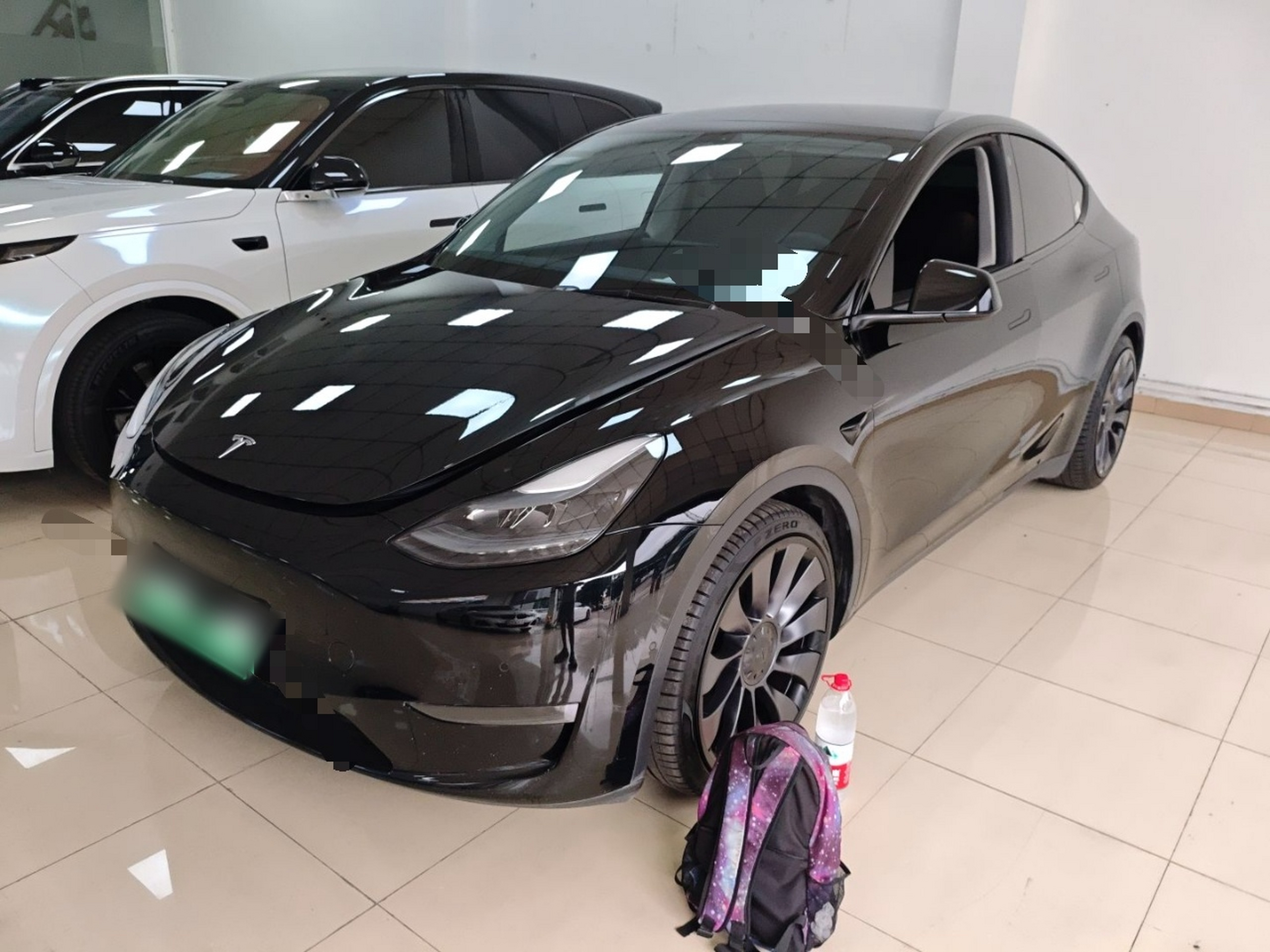 Под передней частью автомобиля