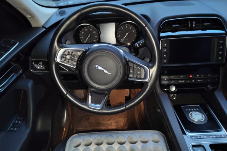 Used Jaguar F-PACE 2018 2.0T Four-Wheel Drive Urban Luxury Edition Steering Wheel