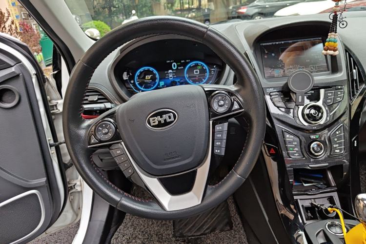 Used BYD Qin New Energy 2014 1.5T Cool Black Knight Flagship Model
