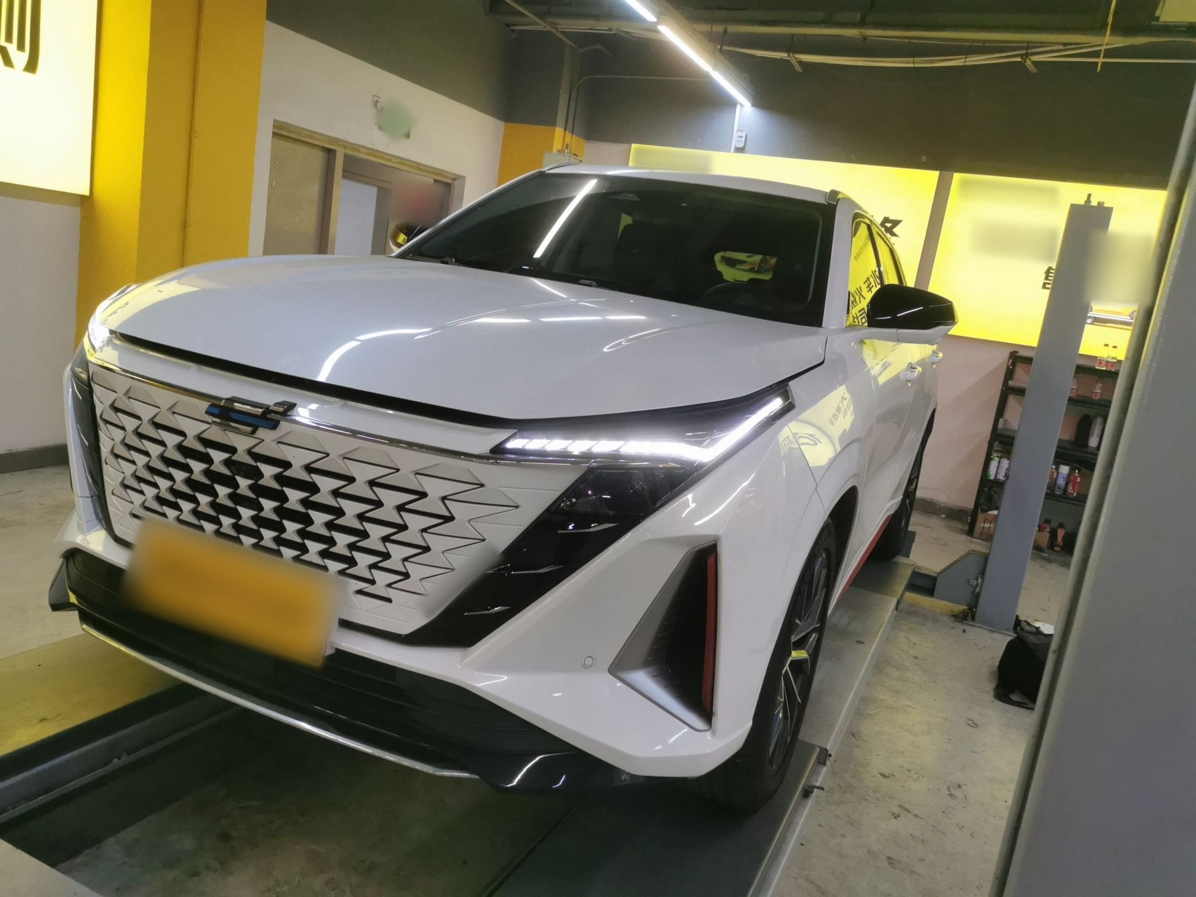 Под передней частью автомобиля