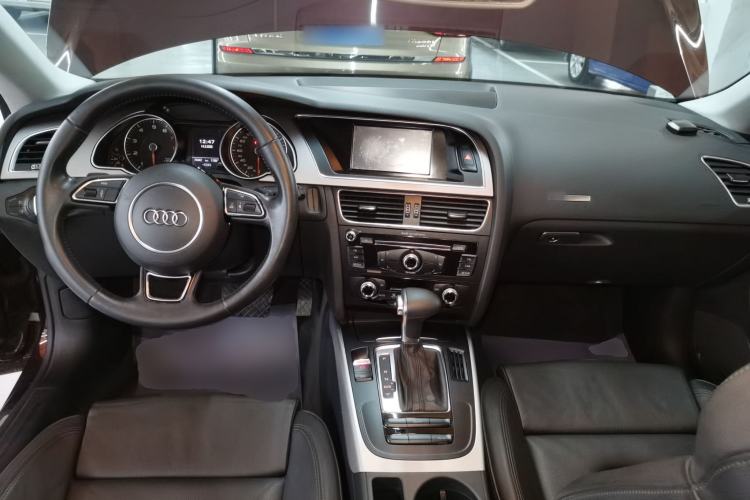 Used Audi A5 2013 Coupe 40 TFSI Center Console