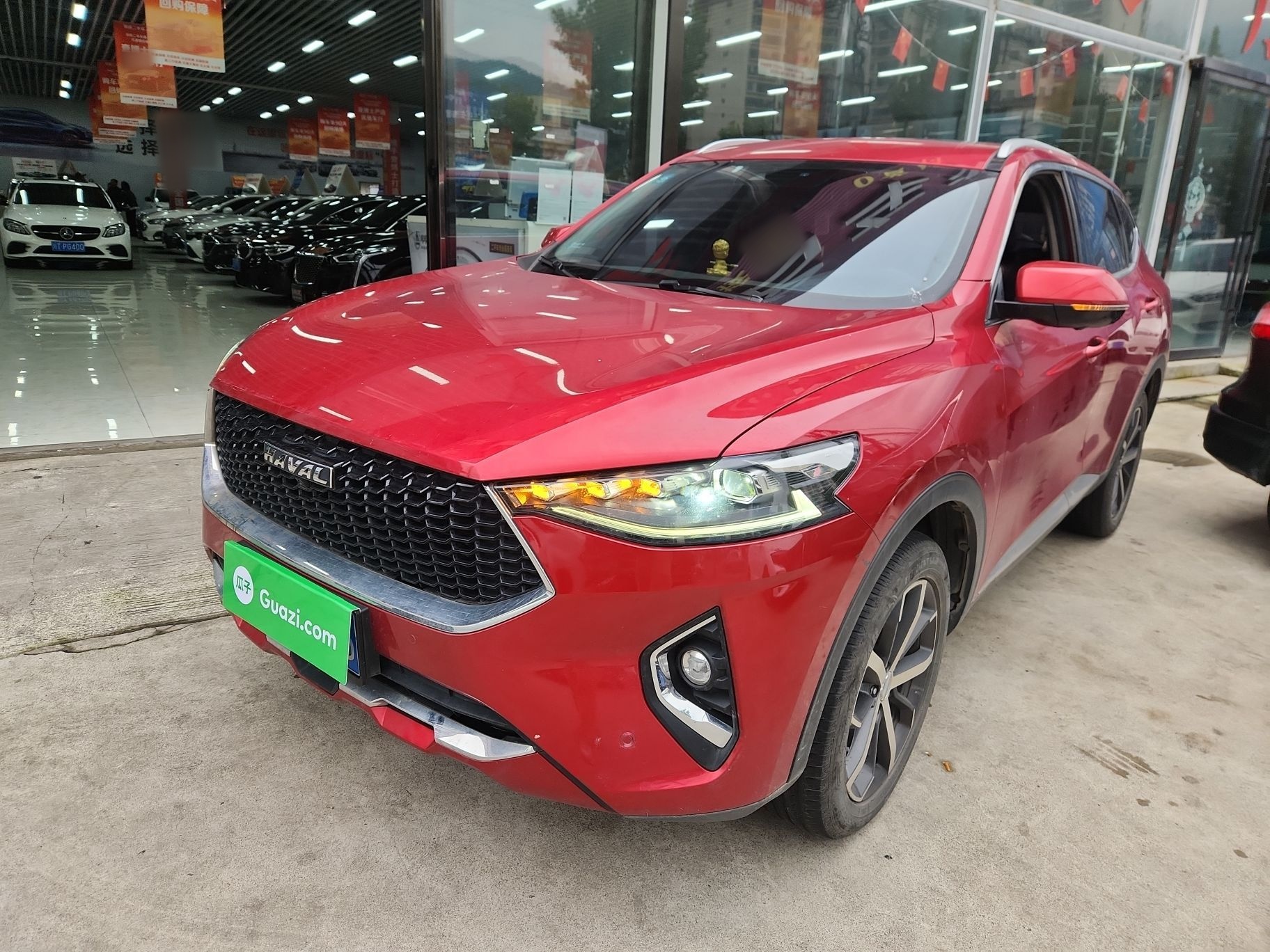 تحت مقدمة السيارة