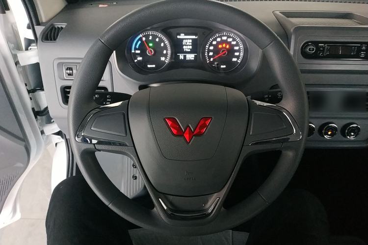 Used Wuling Yangguang 2025 Model 310KM Bus Edition—Customized by CATL