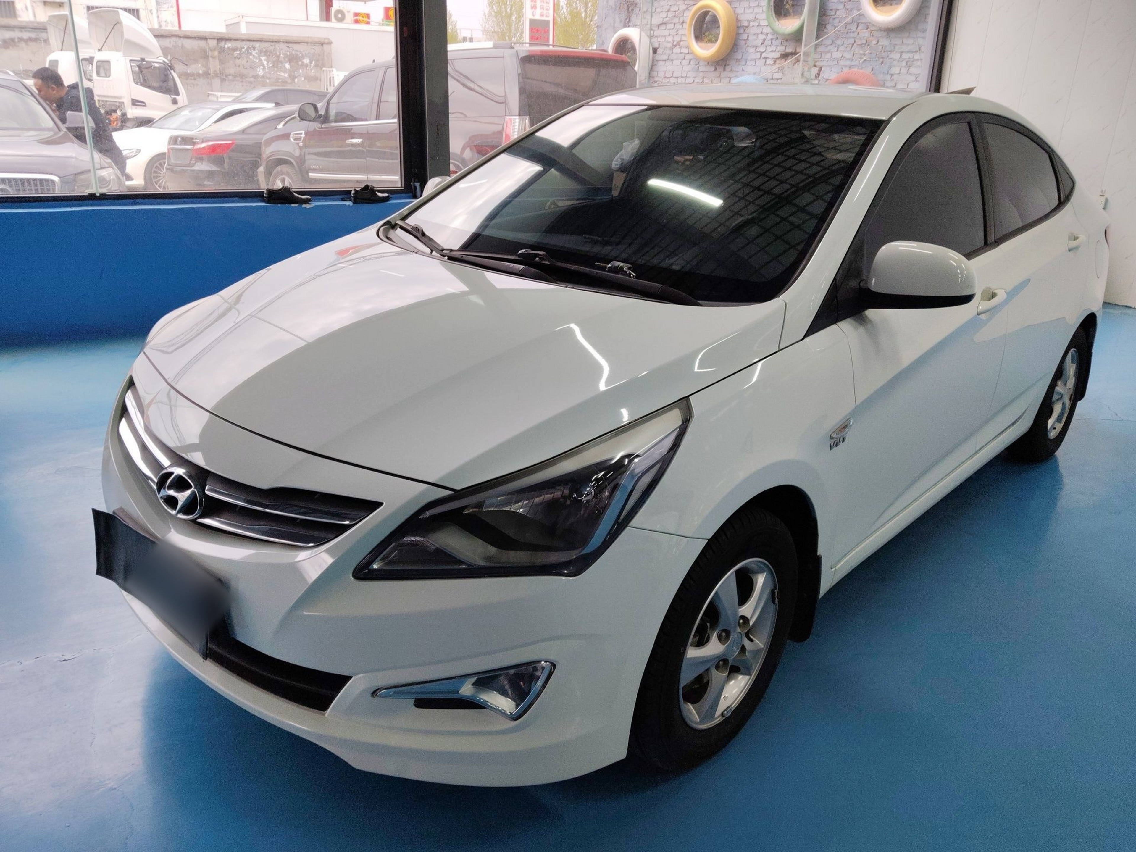 تحت مقدمة السيارة