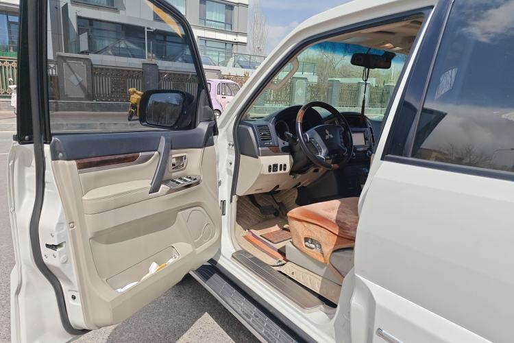 Used Mitsubishi Pajero  Driver Seat