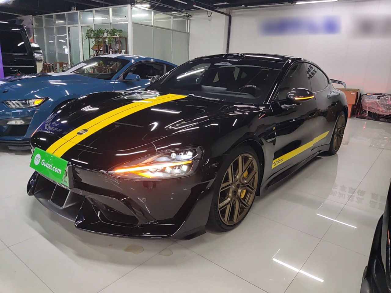 تحت مقدمة السيارة