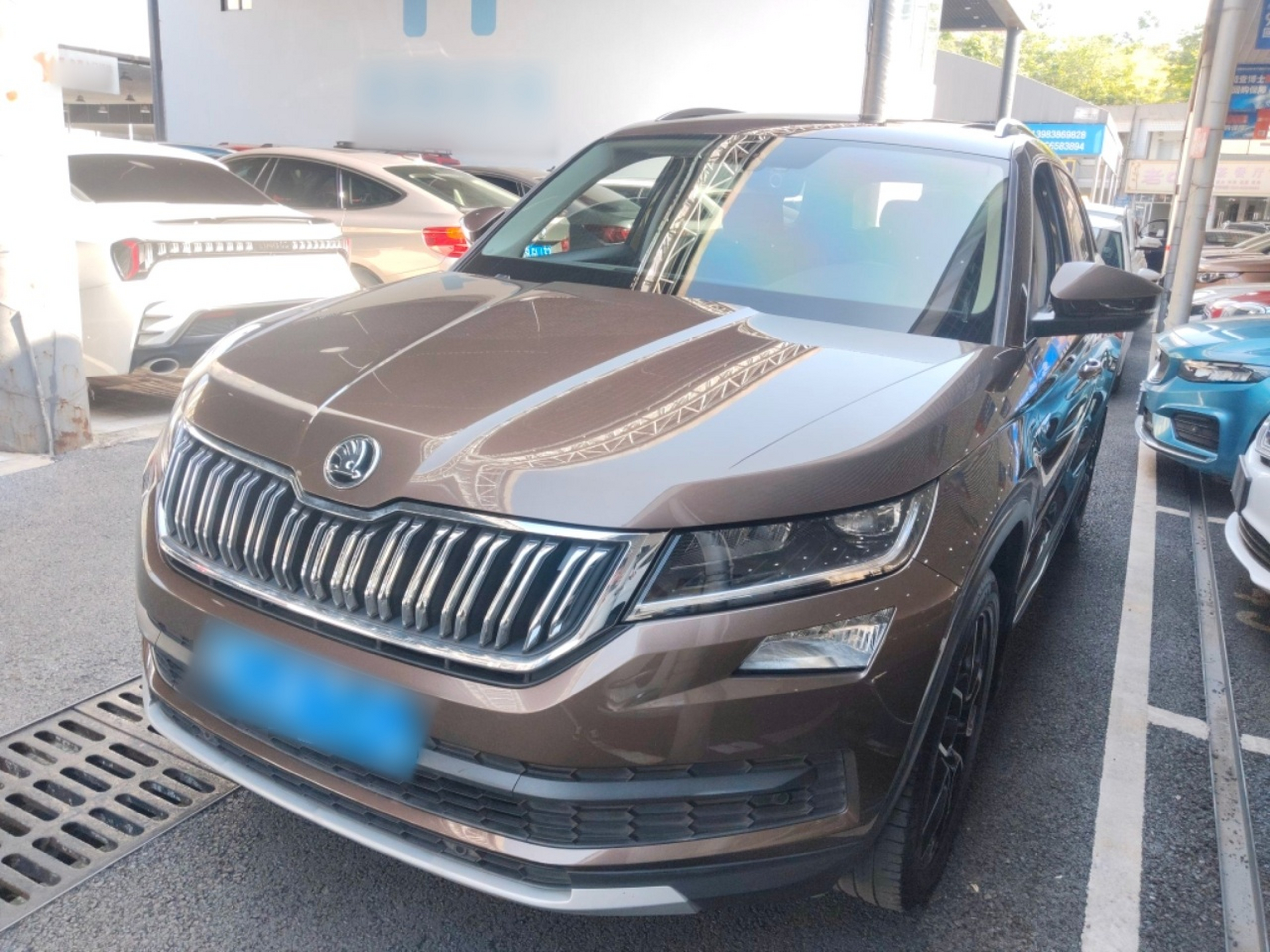 Под передней частью автомобиля