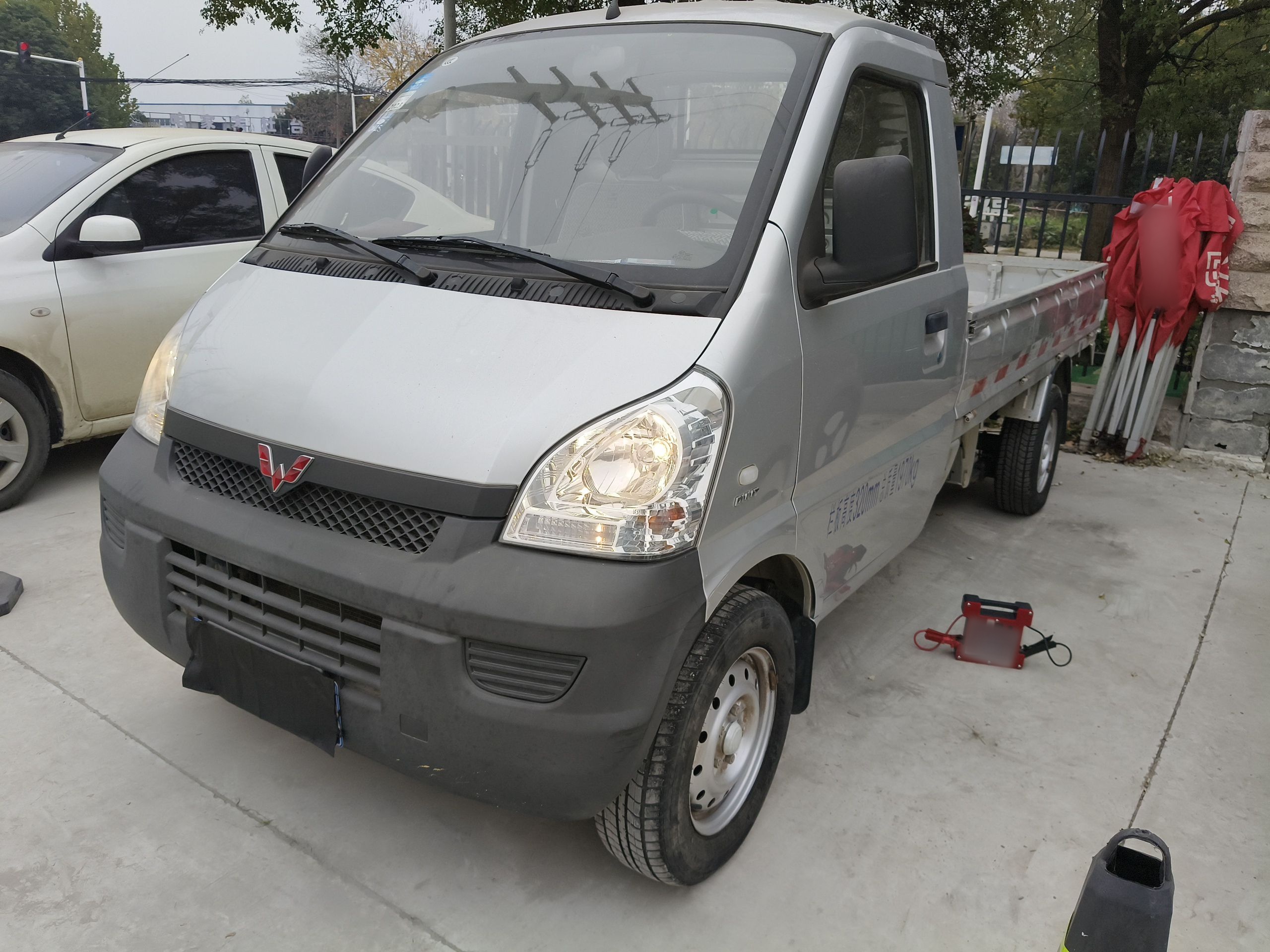 Под передней частью автомобиля