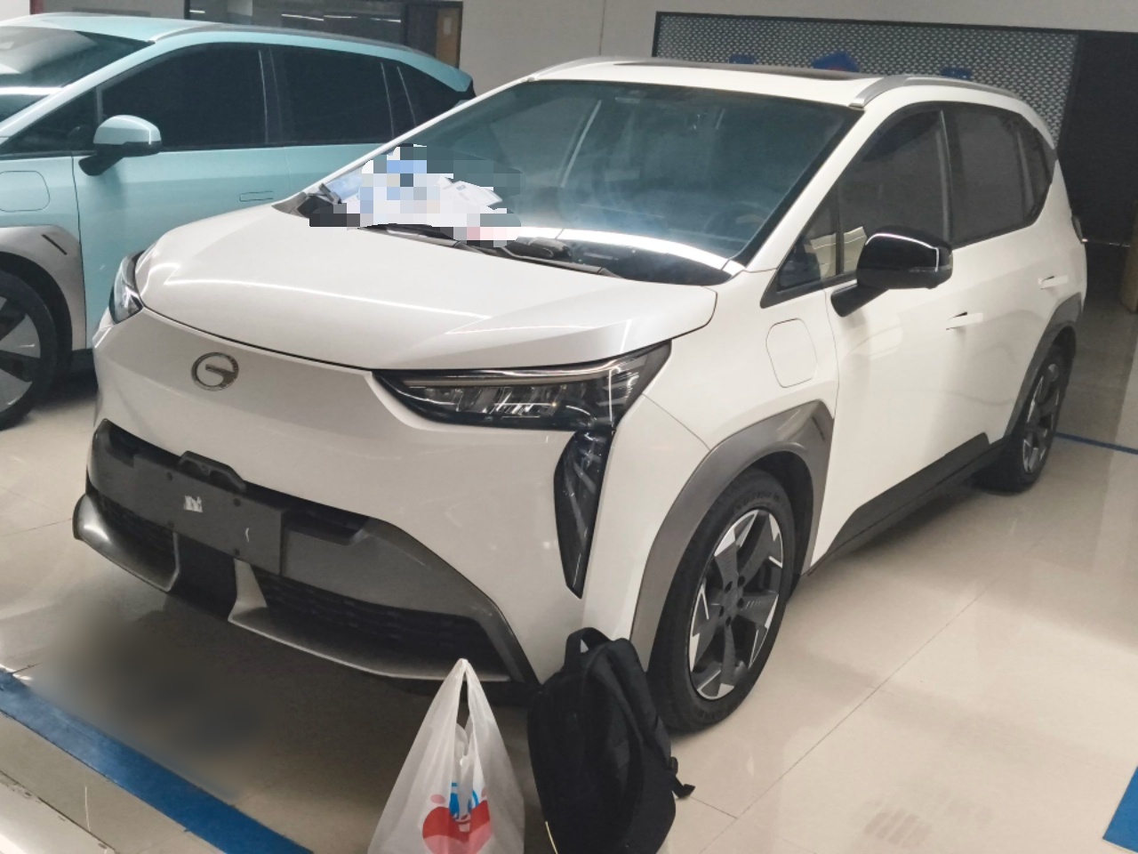 تحت مقدمة السيارة