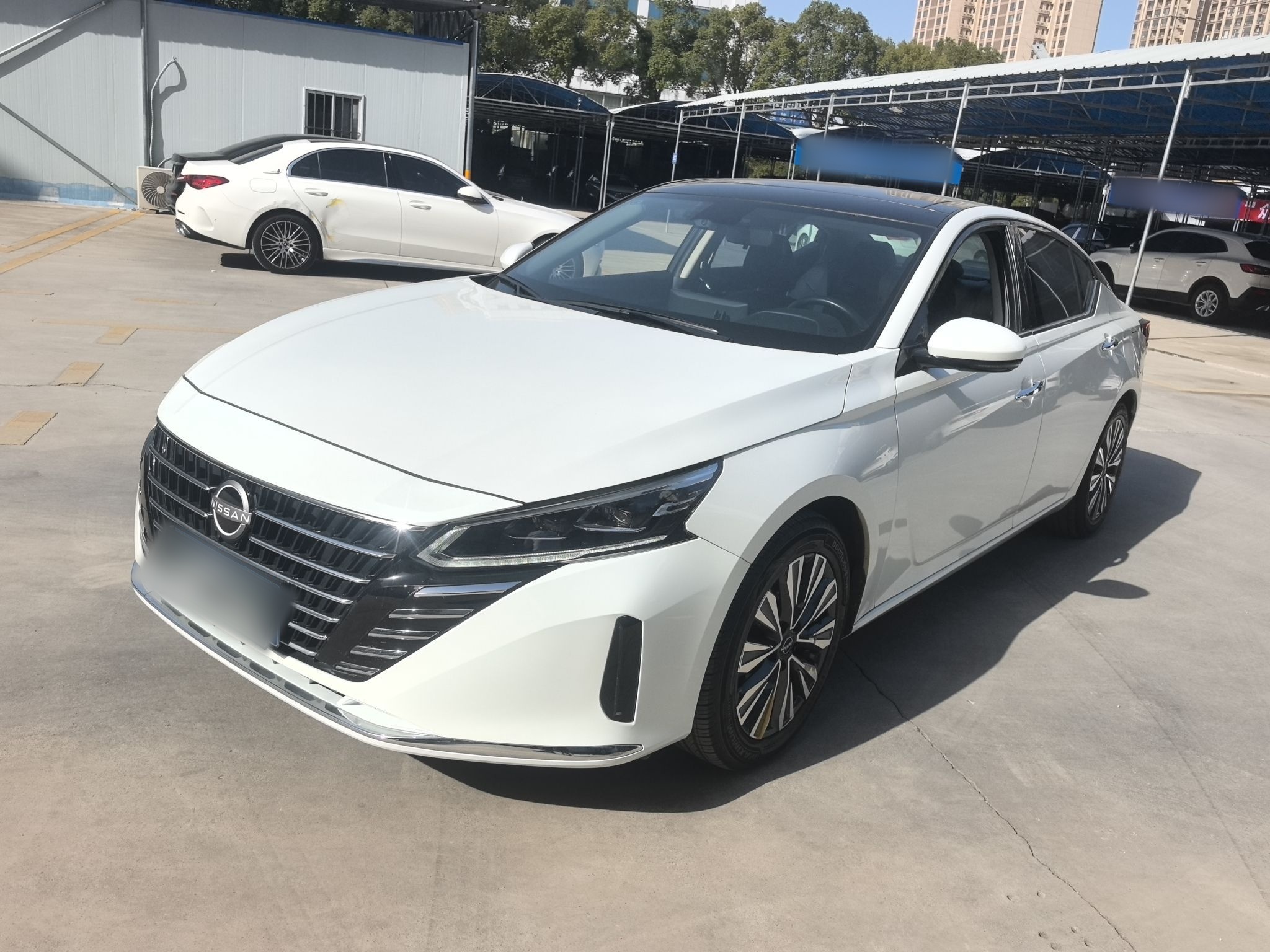 تحت مقدمة السيارة