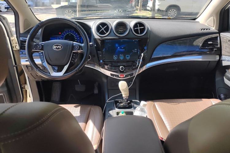 Used BYD S7 2016 2.0T Automatic Prestige Plus Center Console