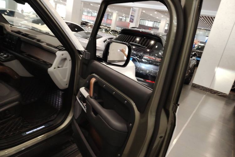 Used Land Rover Defender 2023 Facelift 110 3.0T P400 X-DYNAMIC HSE Interior 5