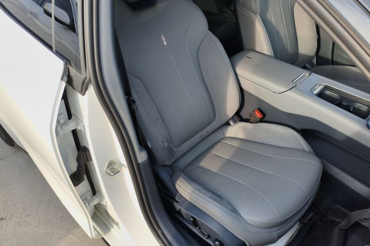 Used Lynk & Co 07 2024 EM-P 126 Long-Range Ultra Right Front Seat