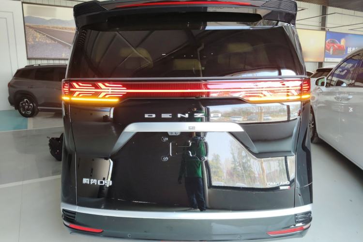 Used Denza D9 2025 DM-i Smart Drive 1020 Four-Wheel Drive Deluxe Model
