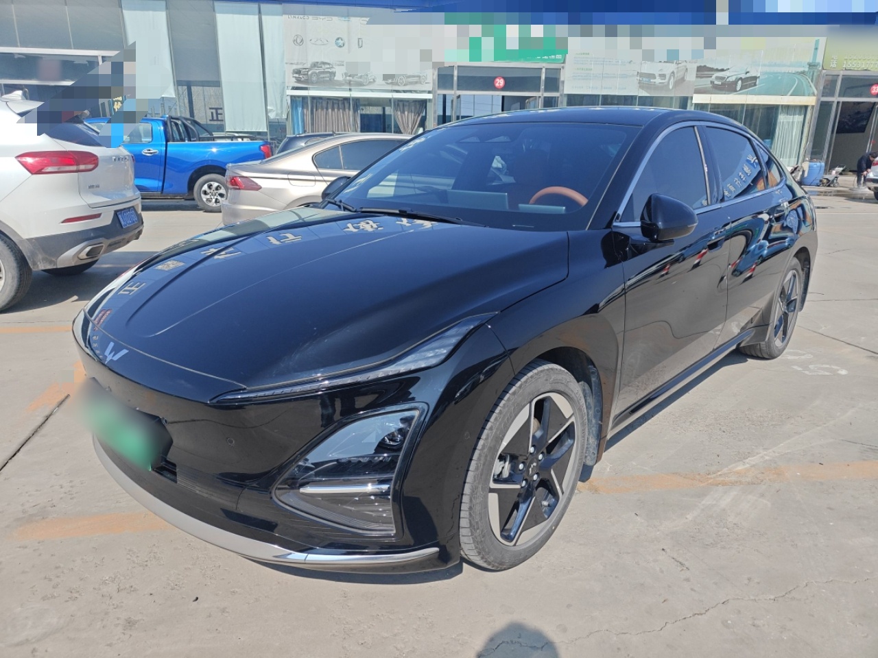 تحت مقدمة السيارة